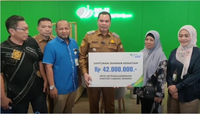 Wali Kota Serang Budi Rustandi Gagas Program BPJS Ketenagakerjaan Gratis kepada Marbot Masjid hingga Pengemudi Ojek. (Foto: Banten TV)