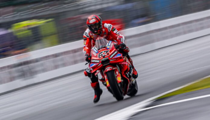 Francesco Bagnaia melaju kencang di atas Ducati Desmosedici GP25.