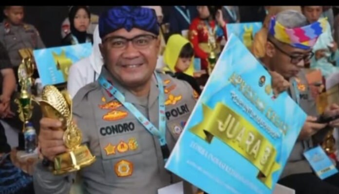 Kapolres Serang AKBP Condro Sasongko menunjukkan trofi dan piagam usai meraih Juara 3 Lomba Ketahanan Pangan Nasional, dalam ajang Awarding Day Kreasi Polisi untuk Masyarakat 2025 di Jakarta, Selasa malam, 22 Juli2025.