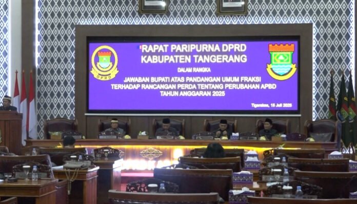 Rapat Paripurna DPRD Kabupaten Tangerang bahas jawaban Bupati atas pandangan fraksi terkait Perubahan APBD 2025. (Foto: Banten TV)