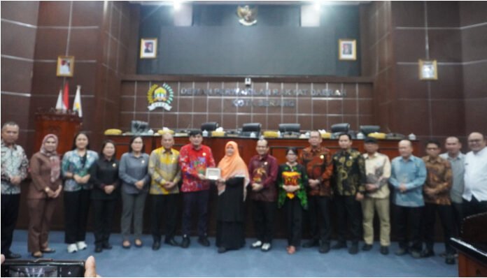 Anggota Badan Anggaran DPRD Kota Serang Erna Yuliawati dan Anggota Komisi III Juhri, menerima kunjungan kerja DPRD Kabupaten Bengkayang yang berlangsung di ruang rapat paripurna DPRD Kota Serang, Kamis, 7 Juli 2025. (Foto: Banten TV)