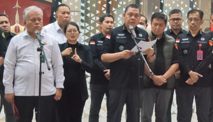 Konferensi pers pengumuman empat tersangka dalam kasus dugaan korupsi TIK Pendidikan, di Gedung Jampidsus Kejaksaan Agung, Jakarta Selatan, Selasa 15 Juli 2025. (Foto: Youtube / @kejaksaan-ri)