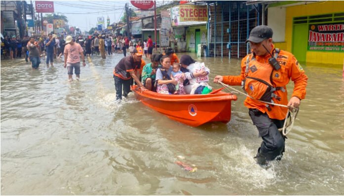 BPBD Banten evakuasi warga terdampak banjir di kota Tangerang, Selasa 8 Juli 2025. (Foto: Dik. BPBD Banten)
