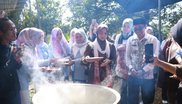 Bupati Serang menghadiri Festival Bubur Asyuro atau Bubur Suro, di Desa Curuggoong kawasan Agro Wisata Durian Ciseuti, Kecamatan Padarincang, Minggu 6 Juli 2025.