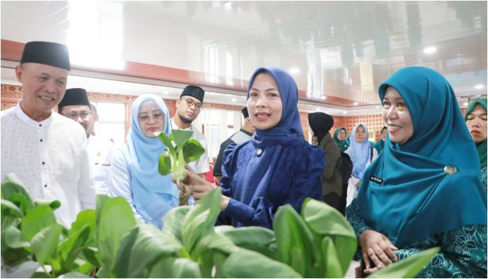 Bupati Serang Ratu Rachmatuzakiyah menunjukkan hasil budidaya tanaman sayur
