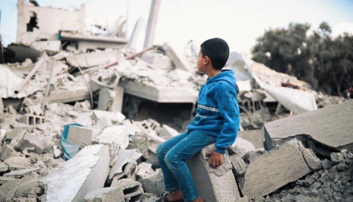 Seorang bocah Palestina menatap reruntuhan, menunggu akhir dari konflik yang berkepanjangan. (Foto: pixabay)