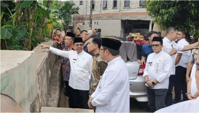 Wakil Presiden Republik Indonesia, Gibran Rakabuming Raka, saat meninjau langsung kawasan terdampak banjir di Komplek Ciledug Indah, Kecamatan Karang Tengah, Kota Tangerang, Jumat, 11 Juli 2025. (Foto: Tangerang Ekspres)