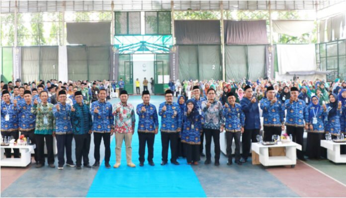 Para peserta dan tamu undangan berfoto bersama dalam kegiatan Bimtek Manajemen Kepala Madrasah dan Silaturahmi Akbar bersama Bupati dan Wakil Bupati Serang, di GOR Tenis Indoor, Kamis 17 Juli 2025. (Foto: Banten TV)