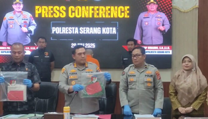 Kapolresta Serang Kota Kombes Pol Yudha Satria menunjukkan barang bukti berupa pakaian korban dalam kasus dugaan tindak asusila oleh oknum guru SMAN 4 Kota Serang saat konferensi pers di Mapolresta Serang Kota, Selasa 29 Juli 2025.