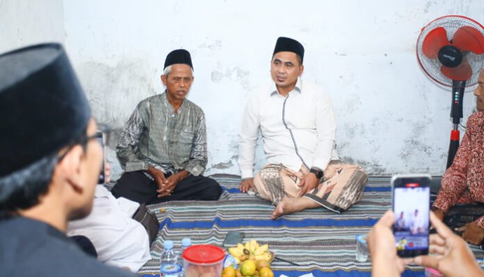 Wagub Jateng Taj Yasin menemui Guru Zuhdi di kediamannya, tunjukkan empati atas kasus tuntutan Rp25 juta dari orang tua murid yang viral.