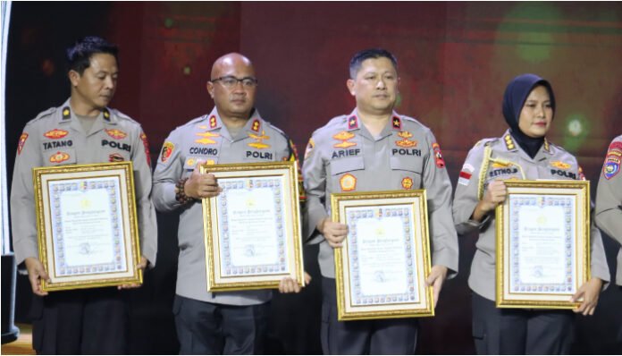 AKBP Condro Sasongko (dua dari kiri) saat menerima piagam penghargaan sebagai salah satu dari tiga besar terbaik dalam kategori Polisi Teladan dan Inovatif pada ajang Hoegeng Awards 2025, yang digelar di Auditorium Mutiara STIK-PTIK Polri, Jakarta Selatan, Rabu 16 Juli 2025. (Foto: Dok Polres Serang)