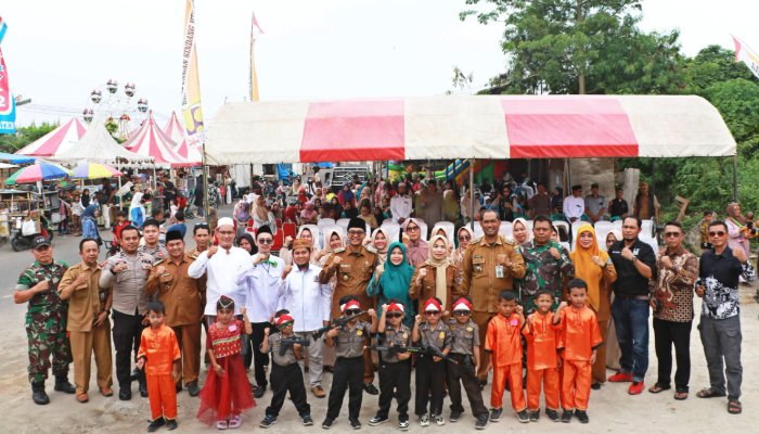 Bupati Serang Ratu Rachmatuzakiyah berfoto bersama jajaran Muspika, tokoh masyarakat, dan anak-anak di peringatan HUT ke-46 Desa Sindangheula, Kecamatan Pabuaran, Kabupaten Serang, Senin, 28 Juli 2025. 