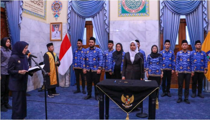 Bupati Serang Ratu Rachmatuzakiyah melantik Ida Nuraida sebagai Pj Sekda Kabupaten Serang di Pendopo Bupati pada Rabu, 3 Juli 2025. (Foto: Banten TV)