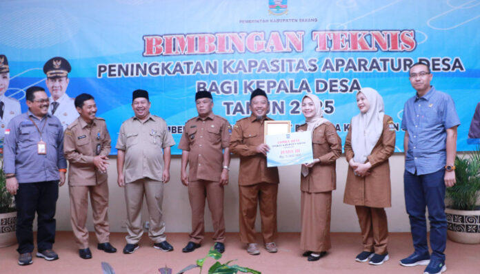 Bupati Serang Ratu Rachmatuzakiyah secara simbolis menyerahkan penghargaan kepada para pemenang lomba desa. (Foto: Banten TV)