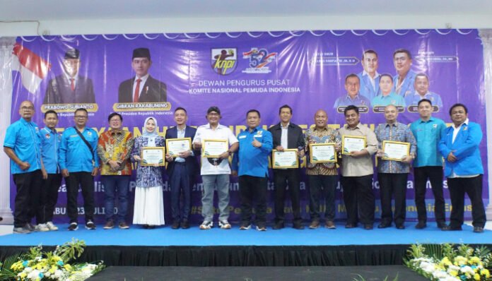 Bupati Serang Ratu Rachmatuzakiyah menerima KNPI Award 2025 sebagai Kepala Daerah Peduli Pengembangan SDM Pemuda dan UMKM dari DPP KNPI, di Gedung Pemuda, Jakarta Selatan, Rabu malam 23 Juli 2025.