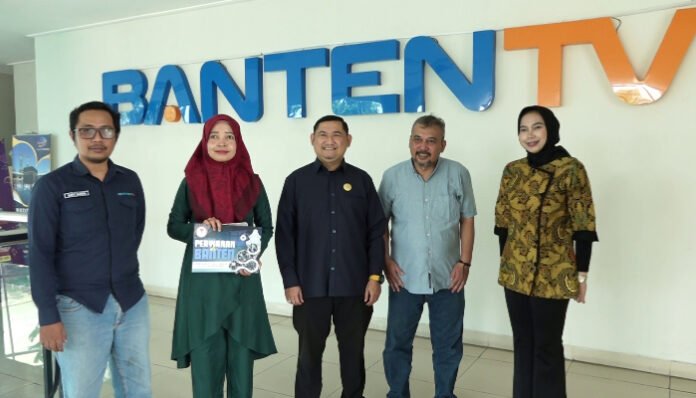 Komisoner KPID Banten berfoto bersama tim Banten TV.