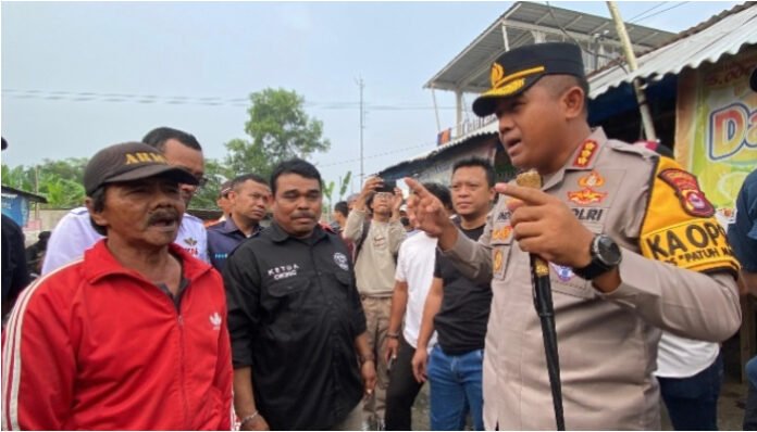 Kapolresta Tangerang Kombes Pol Andi M. Indra Waspada berdialog langsung dengan sejumlah pengemudi ojek pangkalan (opang) di depan Stasiun Tigaraksa, Minggu 27 Juli 2025.