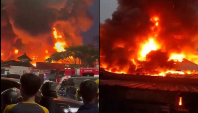 Kebakaran Hebat Hanguskan Ratusan Kios di Taman Puring, Senin 28 Juli 2025.