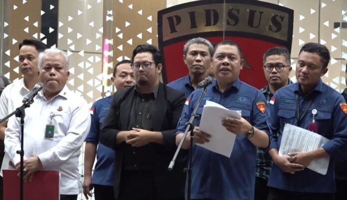 Foto: Kejaksaan Agung (Kejagung) menetapkan Riza Chalid dan delapan tersangka baru lainnya terkait kasus dugaan tindak pidana korupsi terkait tata kelola minyak mentah dan produk kilang pada PT Pertamina (Persero), Sub Holding, serta Kontraktor Kontrak Kerja Sama (KKKS) pada periode 2018-2023 di Kejaksaan Agung, Jakarta, Kamis 10 Juli 2025. (Youtube/@kejaksaan-ri)