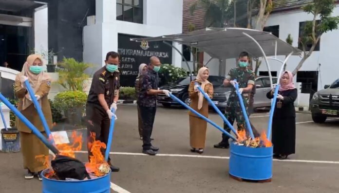 Kejari Serang musnahkan barang bukti hasil kejahatan, Selasa 15 Juli 2025. (Foto: Banten TV)