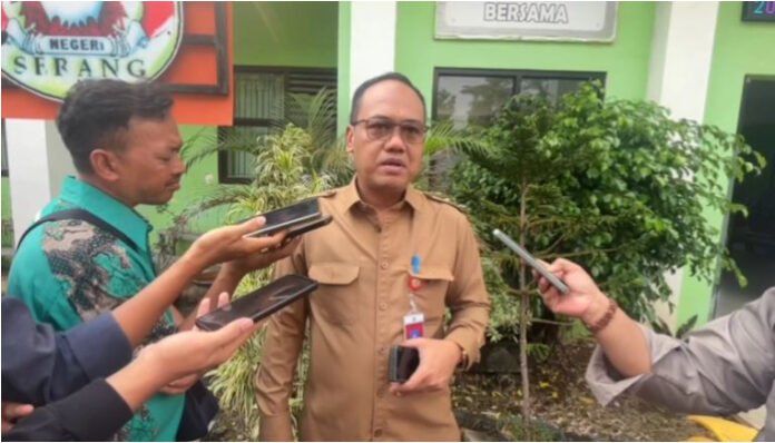 Kepala DPUPR Kota Serang Iwan Sunardi saat Wawancara bersama Awak Media soal Perbaikan Drainase. (Banten TV)