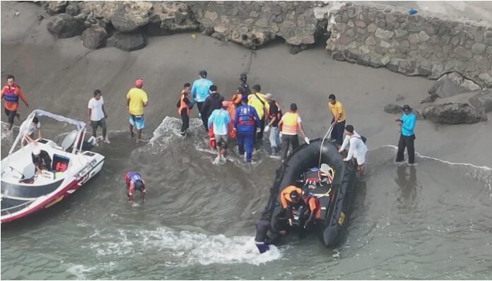 Korban tenggelam di Pantai Puri Retno, Anyer, Kabupaten Serang, ditemukan dalam kondisi meninggal dunia, Kamis 3 Juli 2025. (Foto: Dok. SAR Banten)