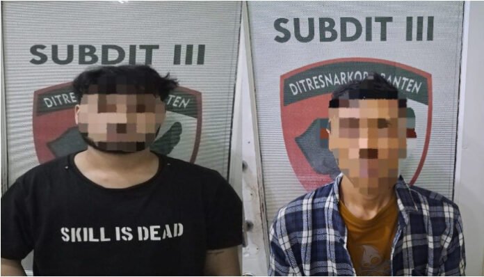 Dua tersangka kasus penyalahgunaan narkotika jenis sabu yang diamankan Subdit III Ditresnarkoba Polda Banten.