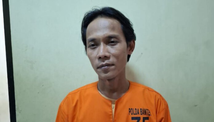 Mahesa Al Bantani alias Saepudin Ditangkap Anggota Subdit V Siber Ditreskrimsus Polda Banten. (Foto: Dok Polda Banten)