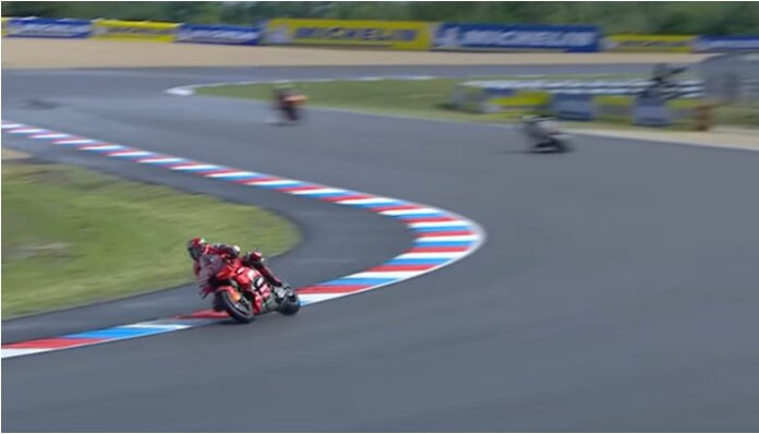 Marquez Menang Sprint Race Brno Usai Duel Panas dengan Acosta.