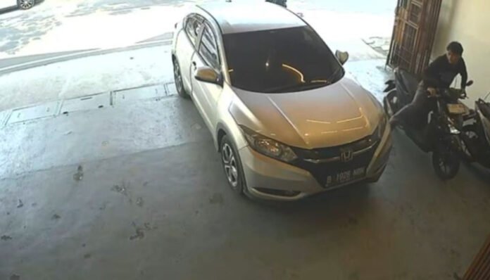 Tangkap layar CCTV menunjukkan salah satu pelaku pencurian saat membawa kabur sepeda motor milik calon karyawan di toko roti kawasan Serpong, Tangerang Selatan.