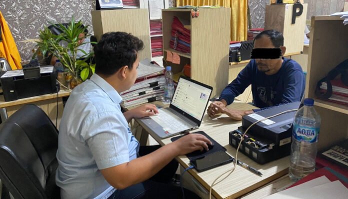 Penyidik Unit PPA Polresta Serang Kota memeriksa H.B. (58), tersangka kasus pencabulan terhadap anak di bawah umur, usai diamankan dari kediamannya. (Foto: Dok. Polresta Serkot)