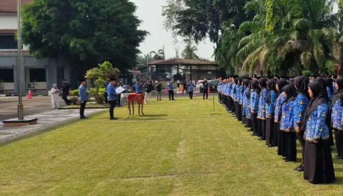 Sebanyak 227 pegawai dengan status Pegawai Pemerintah dengan Perjanjian Kerja (PPPK) resmi diambil sumpahnya oleh Wali Kota Cilegon, Robinsar, Kamis, 17 Juli 2025. (Foto: Banten TV)