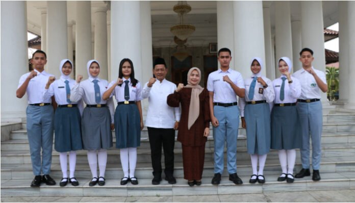 Bupati Serang Ratu Rachmatuzakiyah dan Wakil Bupati Najib Hamas Foto Bersama Paskibraka Kabupaten Serang yang akan bertugas di Tingkat Nasional maupun Provinsi. (Banten TV)