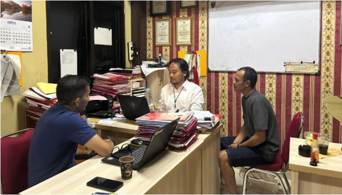 Pelaku asusila Haryanto (43), sedang menjalani pemeriksaan di Polres Serang, Selasa 1 Juli 2025. (Foto: Banten TV)