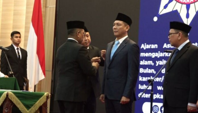 Deden Apriandhi resmi dilantik sebagai Sekretaris Daerah (Sekda) Banten oleh Gubernur Andra Soni, Rabu 9 Juli 2025, di Pendopo Gubernur, KP3B Curug, Kota Serang. (Banten TV)