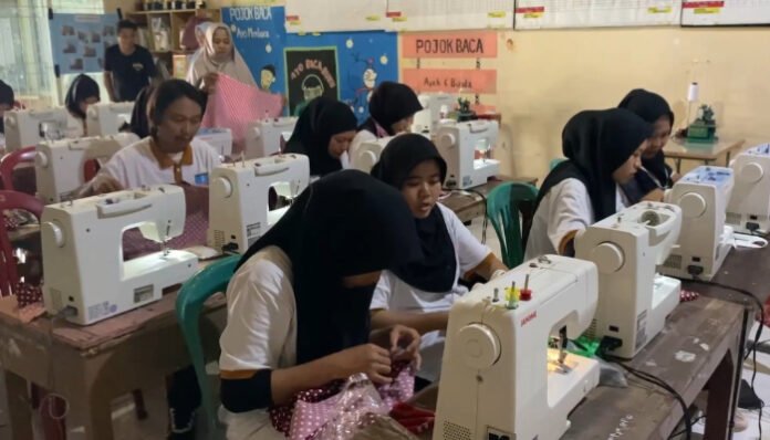 Sebanyak 16 warga dari Kecamatan Pontang mengikuti pelatihan menjahit. (Foto: Banten TV)