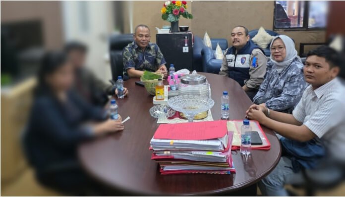 Kasat Reskrim Polresta Serang Kota Kompol Salahuddin bersama penasihat hukum pelapor dan Tim LBH Bumi Keadilan saat membahas perkembangan kasus dugaan pelecehan anak di bawah umur, Jumat, 25 Juli 2025.