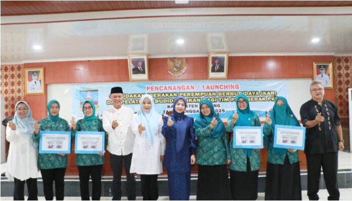 Bupati Serang Ratu Rachmatuzakiyah bersama jajaran TP PKK dan Dinas Perikanan Kabupaten Serang saat peluncuran program Gapudakan di Aula Tb. Suwandi, Jumat, 25 Juli 2025.