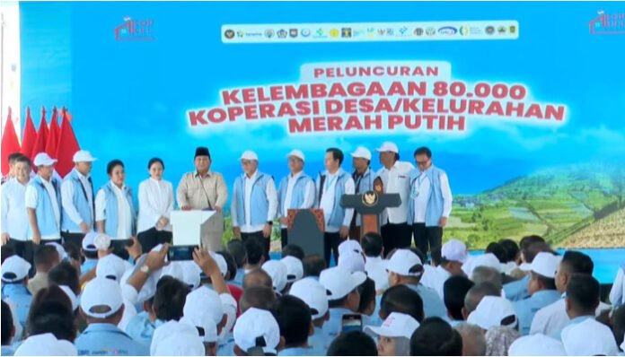 Presiden RI Prabowo Subianto bersama jajaran menteri kabinet dan pimpinan lembaga tinggi negara saat meresmikan kelembagaan 80.000 Koperasi Desa/Kelurahan Merah Putih di Klaten, Jawa Tengah, Senin 21 Juli 2025.