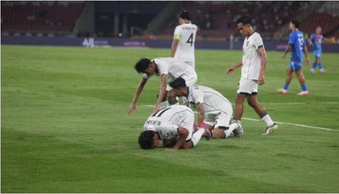 Para pemain Timnas Indonesia U-23 sujud syukur usai terciptanya gol semata wayang bunuh diri ke gawang Filipina lewat blunder pemain belakang Filipina, Jaime Rosquillo, dalam laga Grup A Piala AFF U-23 2025 di SUGBK, Jumat 18 Juli 2025.