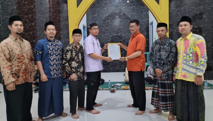 Momen simbolis penyerahan surat keputusan Ketua RT terpilih, Teddy Hendrayana, periode 2025–2028. (Foto: Dok. Pengurus RT)