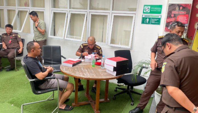 Ditreskrimum Polda Banten serahkan lima tersangka kasus dugaan pemerasan terhadap kontraktor PT Chandra Asri Alkali beserta barang buktinya kepada JPU. (Foto: Dok. Polda Banten)