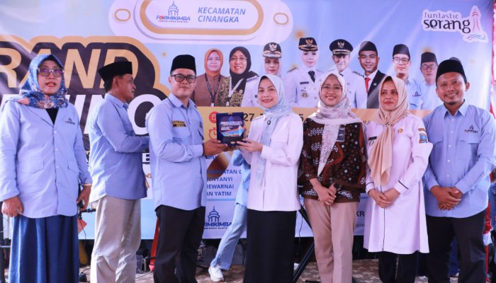 Bupati Serang Ratu Rachmatuzakiyah menerima plakat penghargaan dari Ketua Formikimba dalam peresmian Rest Area KM 142 dan Gebyar UMKM Kabupaten Serang di Kecamatan Cinangka, Rabu 23 Juli 2025. 