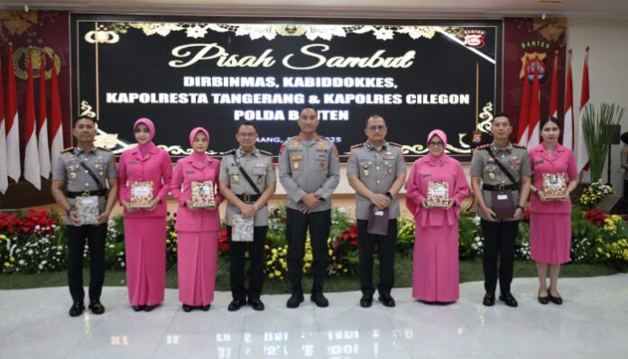 Kapolda Banten Irjen Pol Suyudi Ario Seto, didampingi para pejabat utama (PJU), Kapolres jajaran, serta Bhayangkari dalam kegiatan pisah sambut.