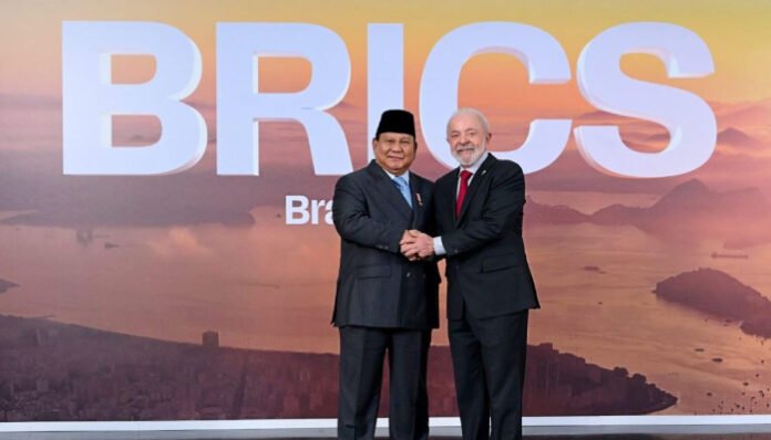 Presiden Brasil Luiz Inácio Lula da Silva, secara langsung menyambut kehadiran Presiden Prabowo di KTT BRICS 2025, Rio de Janeiro, Brasil. (Foto: BPMI Setpres/Muchlis Jr)