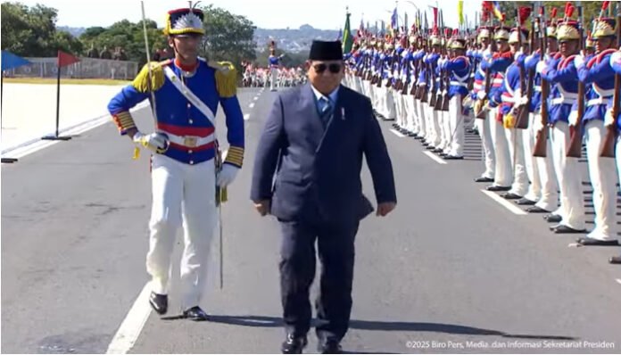 Momen Prsiden Prabowo Disambut Parade Kavaleri Kenegaraan Brasil di depan Istana Planalto, Rabu 9 Juli 2025. (Foto: Youtube/@SekretariatPresiden)
