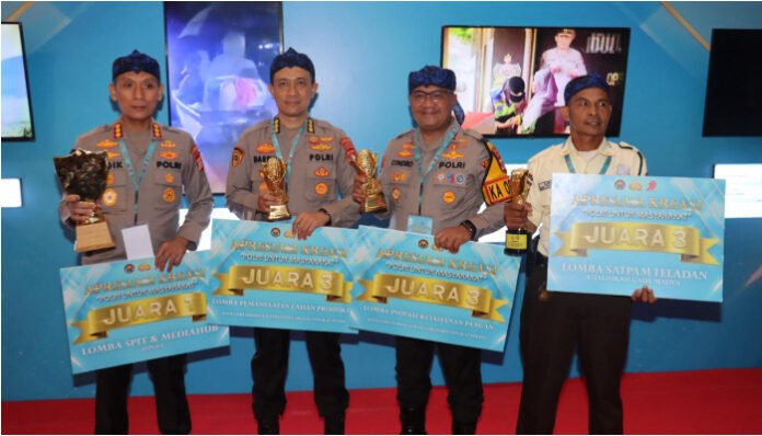 Personel Polda Banten berpose dengan trofi dan piagam usai meraih empat penghargaan nasional dalam ajang Awarding Day Divisi Humas Polri 2025.