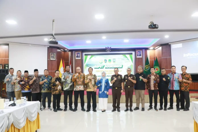 Para pejabat dari Kejaksaan Tinggi Banten, Pemprov Banten, dan Pemkab Serang berfoto bersama usai Rapat Koordinasi Percepatan Pengadaan Lahan Exit Tol RS Adhyaksa di Aula Kejati Banten, Kamis 31 Juli 2025.
