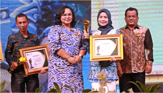 Bupati Serang Ratu Rachmatuzakiyah menerima penghargaan Pimred Award 2025 sebagai Kepala Daerah Terbaik dalam Bidang Komunikasi dan Keterbukaan Informasi Publik, Jumat 18 Juli 2025.