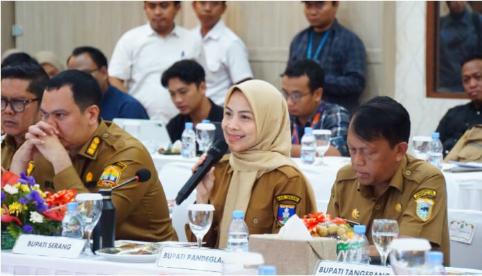 Bupati Serang, Ratu Rachmatuzakiyah, saat menyampaikan aspirasi kepada Ketua MPR RI, Ahmad Muzani, di Pendopo Gubernur Banten, Kawasan KP3B, Curug, Kota Serang, Senin, 17 Juli 2025. (Foto: Banten TV)